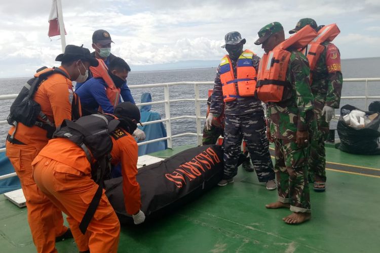 Nelayan temukan mayat menggunakan lifejaket terapung di Bolubung Kecamatan Bulagi Utara, Kabupaten Banggai, Sulawesi Tengah, Sabtu (8/6/2019).