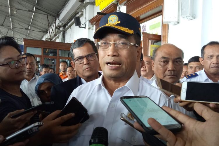 Menteri Perhubungan Budi Karya Sumadi saat ditemui usai memimpin rapat tertutup di Stasiun Bogor, Kamis (4/4/2019).