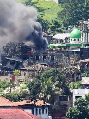 Asap mengepul dari salah satu sudut kota Marawi yang digempur pasukan Filipina.