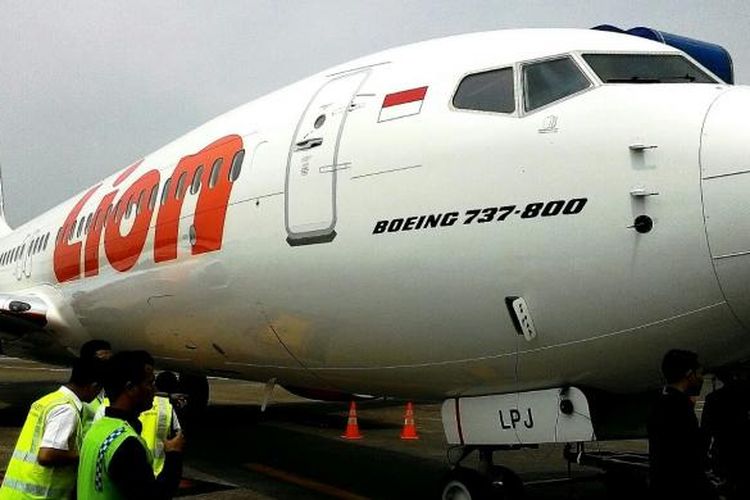 Pesawat Lion Air B737-800 terparkir di run way Bandara Internasional Soekarno-Hatta, Tangerang, Rabu (19/8/2015)