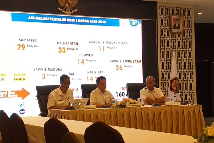 Kepala BPH Migas Fanshurullah Asa (tengah) saat memaparkan capaian penyaluran BBM satu harga di Kantor Kementerian ESDM, Jakarta, Senin (31/12/2018).