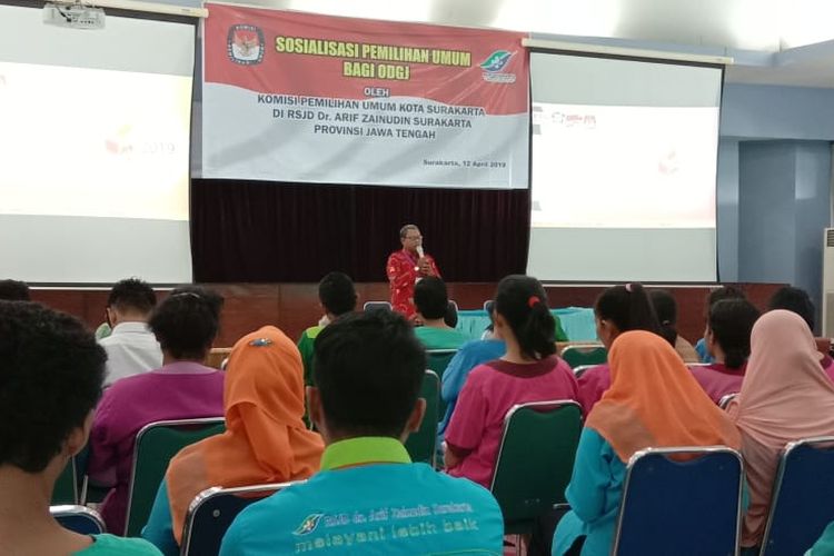 Murjioko menjelaskan berbagai hal terkait pemilu pada acara sosialisasi di RSJD Surakarta, Jumat (12/4/2019).