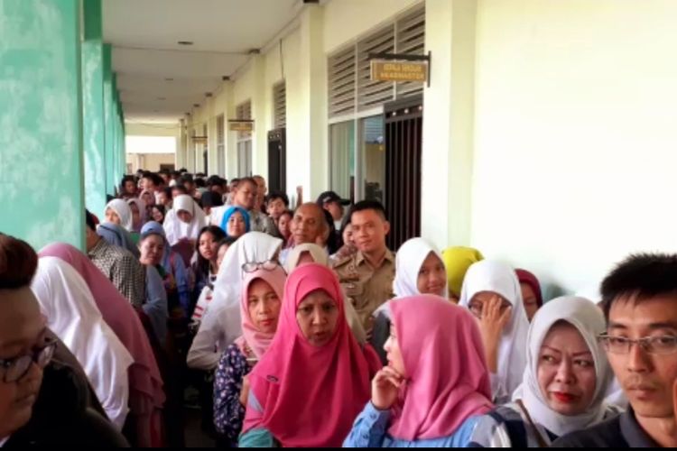 Ratusan orangtua siswa antre demi mendaftar di SMA Negeri 3 Pontianak, Kalimantan Barat, Senin (24/6/2019).