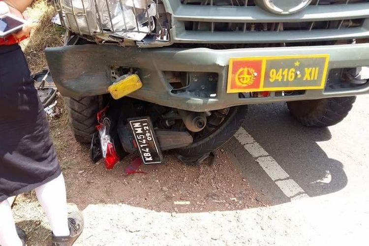 Foto sepeda motor korban yang berada di roda bagian belakang yang beredar di media sosial, Rabu (21/2/2018)