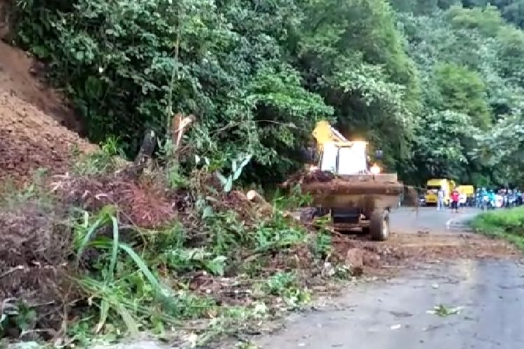 Alat berat membersihkan material longsor di Jalan Padang-Solok, Senin (3/6/2019) (Dok: BPBD Padang)