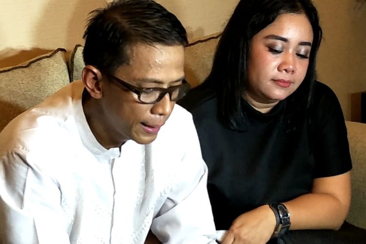 Ayah Vanessa Angel, Deddy Sudrajat bersama istrinya Saat ditemui di kawasan Warung Buncit, Jakarta Selatan, Jumat (25/1/2019).