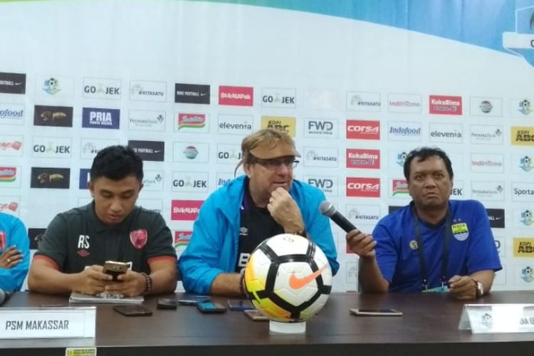 Pelatih PSM Makassar Robert Rene Alberts saat memberikan keterangan kepada awak media usai laga kontra Persib Bandung di stadion Gelora Bandung Lautan Api, Rabu (23/5/2018) malam.