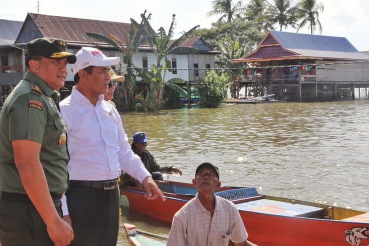 Menteri Pertanian Andi Amran Sulaiman memberi bantuan pertanian untuk masyarakat Soppeng, Sulawesi Selatan yang dilanda banjir, Selasa (10/7/2018)