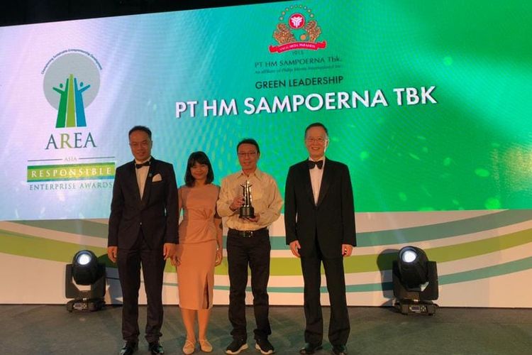 Manager Operation Transport PT HM Sampoerna Tbk, Didi Indratno Purnomo (kedua dari kanan) dan Sustainability Coordinator Annisa Sekaringtias (kedua dari kiri), menerima penghargaan Asia Responsible Enterprise Award 2019 untuk kategori Green Leadership Award di Taipei, Taiwan.