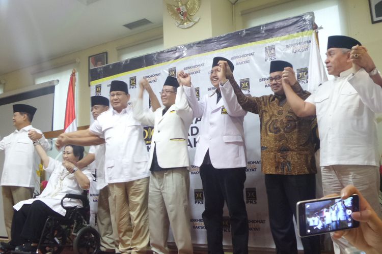 Ketua Umum Partai Gerindra Prabowo Subianto dan Presiden PKS Sohibul Iman bersama dengan jajaran pengurus Gerindra, PKS serta calon gubernur dan calon wakil gubernur yang diusung, di Kantor DPP PKS, Jalan TB Simatupang, Jakarta Selatan, Rabu (27/12/2017).