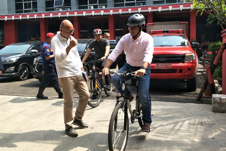 Gubernur DKI Jakarta Anies Baswedan bersepeda dari Stasiun MRT Lebak Bulus, Jakarta Selatan, Minggu (8/9/2019).