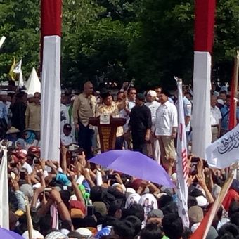 Capres 02 Prabowo Subianto menerima keris garuda yaksa dari seorang Mpu dalam kampanye rapat umum terbuka di Stadion Sriwedari Solo, Jawa Tengah, Rabu (10/4/2019).