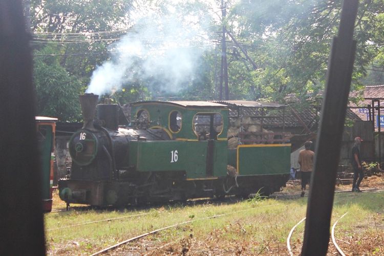 Lokomotif buatan tahun 1910 yang masih digunakan PG Poerwodadie dalam prosukdi gula.