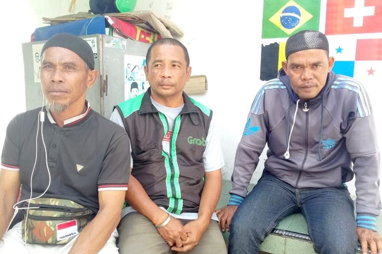 Iwan (kiri) dan Ramli (kanan), dua eks korban pengungsi Maluku Tahun 1999 saat dimintai tanggapannya soal putusan MA yang mewajibkan pemerintah membayar ganti rugi kepada para korban kerusuhan Maluku, Rabu (21/8/2019)