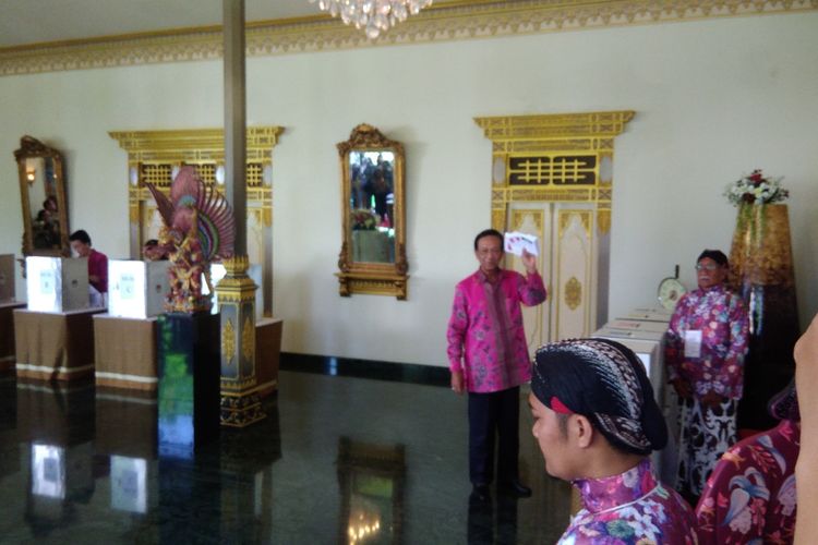 Gubernur DIY Sri Sultan Hamengku Buwono X (Batik Merah Muda) Menunjukkan Lima Surat Suara di TPS 15 Kelurahan Panembahan, Kecamatan Kraton, Kota Yogyakarta. Rabu (17/4/2019). 