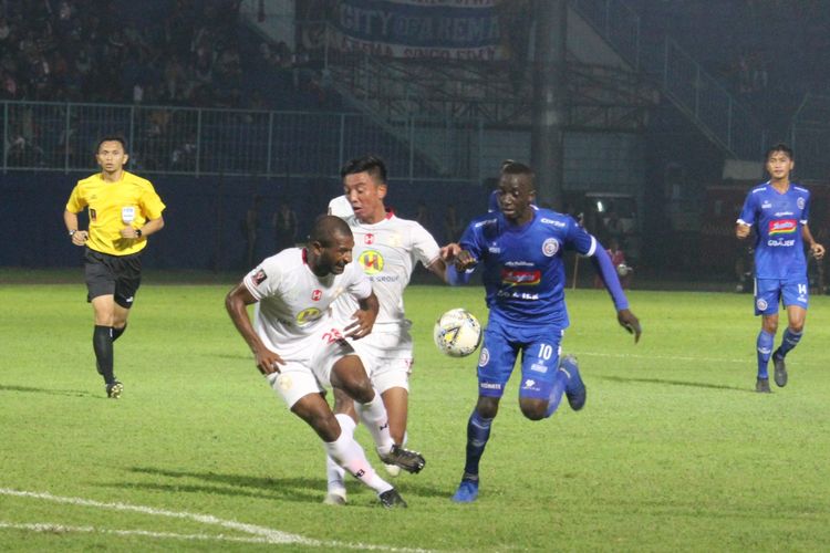 Gelandang serang Arema FC Makan Konate saat tampil melawan Barito Putera dalam babak penyisihan Grup E Piala Presiden 2019