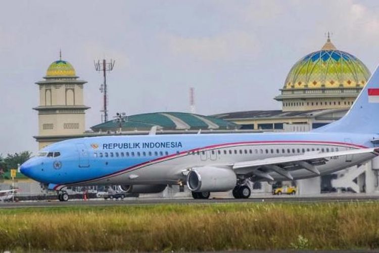 Pesawat Kepresidenan Boeing Business Jett mendarat di Bandara Sultan Iskandar Muda, Blangbintang, 16 April 2014. Pesawat kepresidenan pertama milik Republik Indonesia tersebut melakukan percobaan penerbangan.