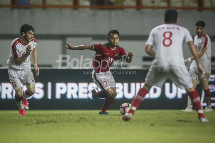 Gelandang timnas Indonesia Andik Vermansah dikepung pemain Timnas Suriha U-23 dalam laga uji coba di Stadion Wibawa Mukti, Cikarang, Kab. Bekasi, pada Sabtu (18/11/2017)