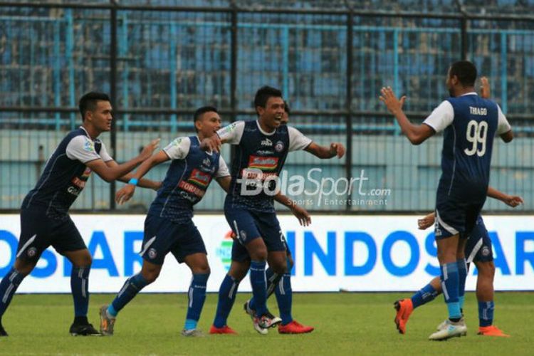 Para pemain Arema FC merayakan gol ke gawang Persipura dalam laga lanjutan Liga 1 di Stadion Kanjuruhan, Kabupaten Malang, Jumat (27/4/2018).

