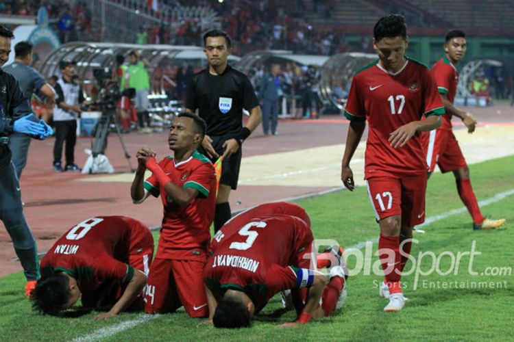Timnas U-19 Indonesia merayakan gol ke gawang timnas U-19 Filipina setelah sempat tertingga di babak pertama dalam laga penyisihan Grup A Piala AFF U-19 2018 di Stadion Gelora Delta, Sidoarjo, Kamis (5/7/2018).
