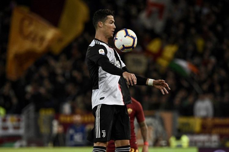 Cristiano Ronaldo tengah mengontrol bola pada pertandingan AS Roma vs Juventus di Stadion Olimpico, 12 Mei 2019. 