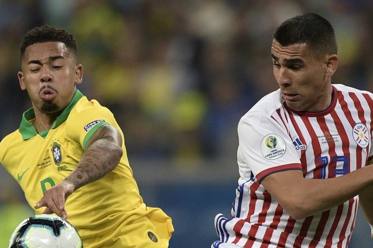 Gabriel Jesus dikawal Junior Alonso dalam pertandingan Brasil vs Paraguay pada babak perempat final Copa America 2019 di Gremio Arena, 27 Juni 2019. 