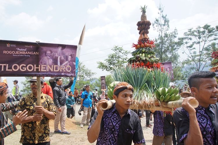 Para pemuda warga desa di Kecamatan Petungkriyono mengusung gunungan hasil bumi yang dikirab pada hari kedua Festival Rogojembangan, Sabtu (29/9/2018).