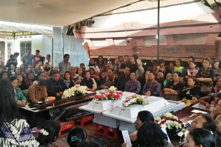 Proses pemakaman jenazah korban pembunuhan anggota satu keluarga di Bekasi di kampung halamannya di Sumatra Utara, Kamis (15/11/2018)