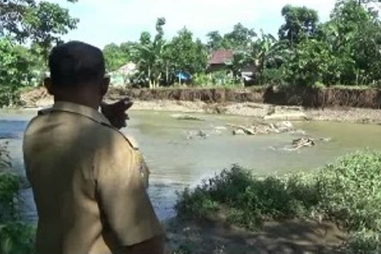 Sebuah Jembatan hanyut dihantam banjir bah akases dua kelurahan dan desa putus