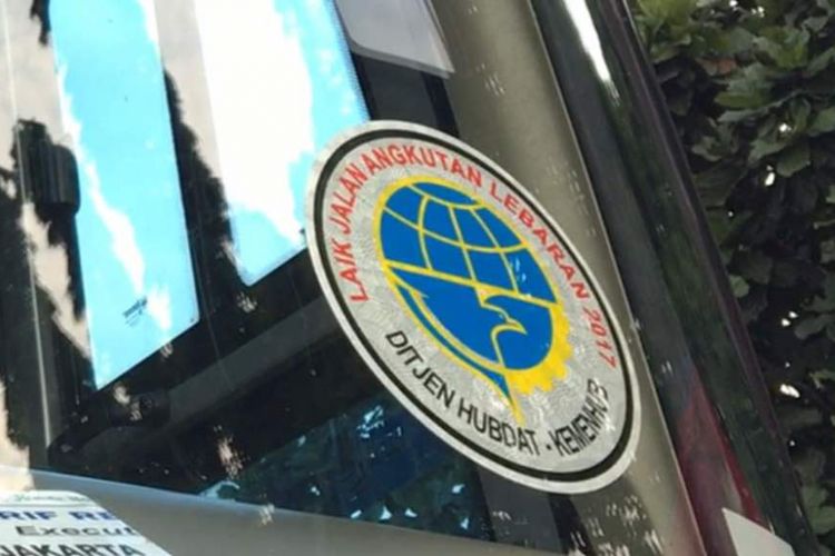 Stiker bertulisan Laik Jalan Angkutan Lebaran 2017 dari Kementerian Perhubungan yang menunjukkan bus telah diuji ramp check dan dinyatakan laik jalan.