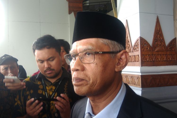 Ketua Umum PP Muhammadiyah Haedar Nashir ditemuI seusai mengikuti resepsi pernikahan putri Mensesneg Pratikno di JEC, Banguntapan, Bantul.