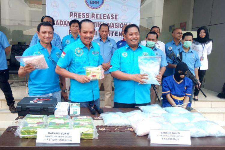 BNN Banten mengungkap kasus peredaran narkotika jenis sabu-sabu dan ekstasi dari sindikat Dumai di kantor BNN Banten, Serang pada Rabu (29/8/2018).