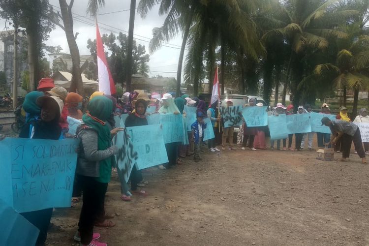 Para perempuan petambak Dipasena datangi Polsek Rawajitu terkait kelangkaan BBM. Foto dari Bareta PPNI Dipasena Lampung