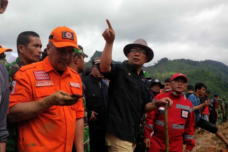  Gubernur Jawa Barat Ridwan Kamil (menunjuk) saat meninjau lokasi bencana longsor di Cisolok, Sukabumi, Jawa Barat, Rabu (2/1/2018).