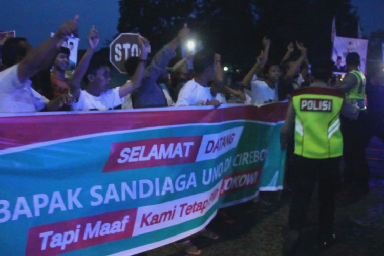 Sejumlah warga di Desa Mertapada, Kecamatan Astana Japura, Kabupaten Cirebon membentangkan spanduk bertuliskan “Selamat Datang Bapak Sandiaga Uno Di Cirebon, Tapi Maaf Kami Tetap Pilih Jokowi”, Jumat petang (1/3/2019). Tak hanya membentangkan spanduk, para warga ini juga berulang kali meneriakan kata Jokowi ke arah Sandi. Sandi menilai itu realitas demokrasi. 