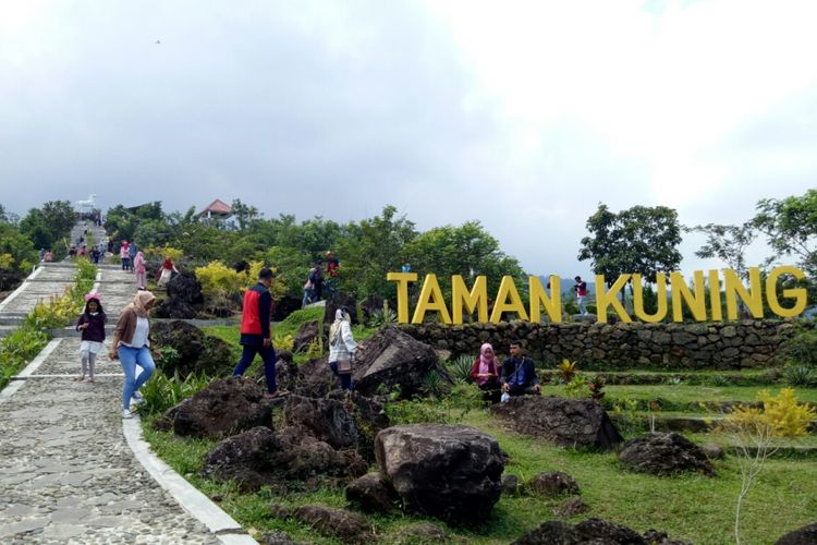 Taman Kuning yang berada di Kebun Raya Kuningan, jadi salah satu spot foto instagenic bagi wisatawan.