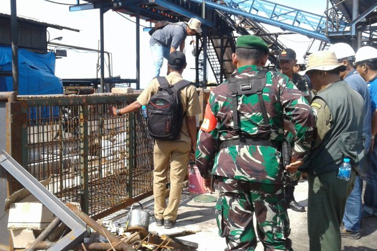 Petugas BBKSDA Riau membawa box trap untuk dipasang di lokasi kemunculan harimau sumatera di Kabupaten Inhil