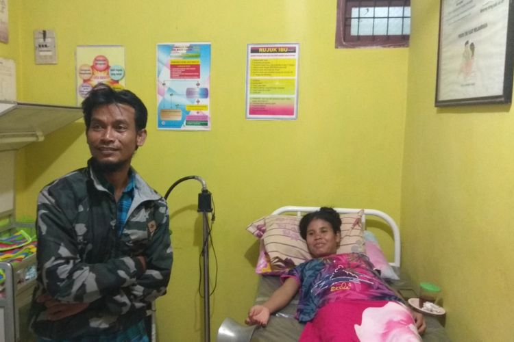 Harmain saat menunggu istrinya Rupiana di klinik kesehatan bidan Amalia desa Ketapang Banyuwangi. Rupiana melahirkan saat menunggu keberangkatan KM Sabuk Nusantara 56