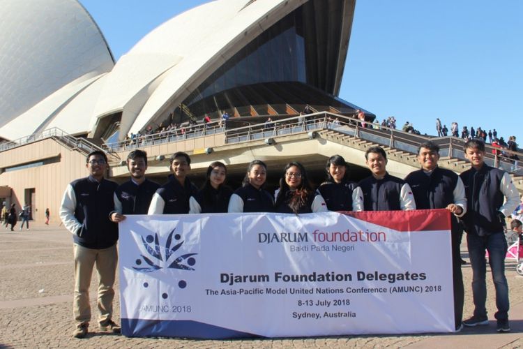 Delegasi Djarum Foundation di depan Sydney Opera House