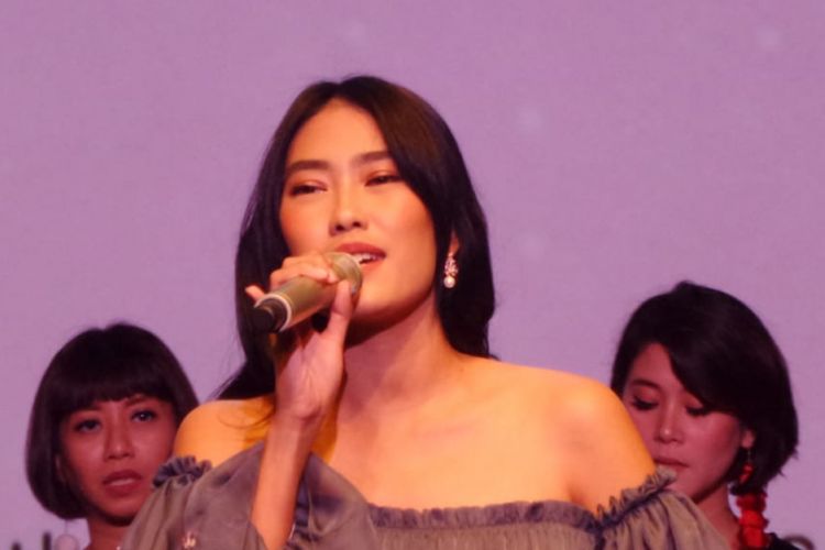 Alika Islamadina bernyanyi di Lounge XXI Plaza Senayan, Jakarta Pusat, Senin (20/3/2018). Ia merilis album bertajuk Perfect Moment.