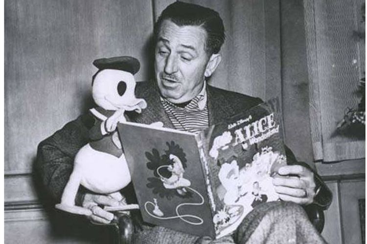 Walt Disney pengisi suara Mickey Mouse