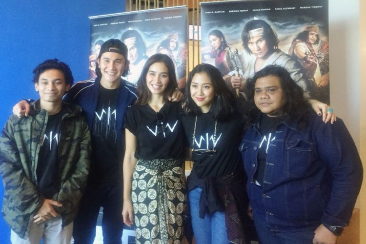 Sebagian pemain film Wiro Sableng, Yusuf Mahardika, Vino G Bastian, Marsha Timothy, Sherina Munaf, dan Fariz Alfarazi (dari kiri ke kanan) berkunjung ke Gedung Tribunnews Solo, Jawa Tengah, Minggu (2/9/2018).