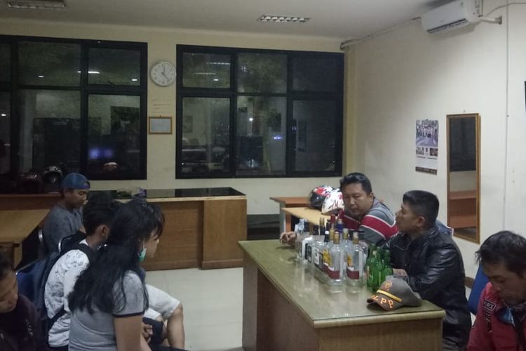 Pasangan muda-mudi yang ditemukan tengah mabuk di Jalan Keramat Beji, Depok, Kamis (4/4/2019).