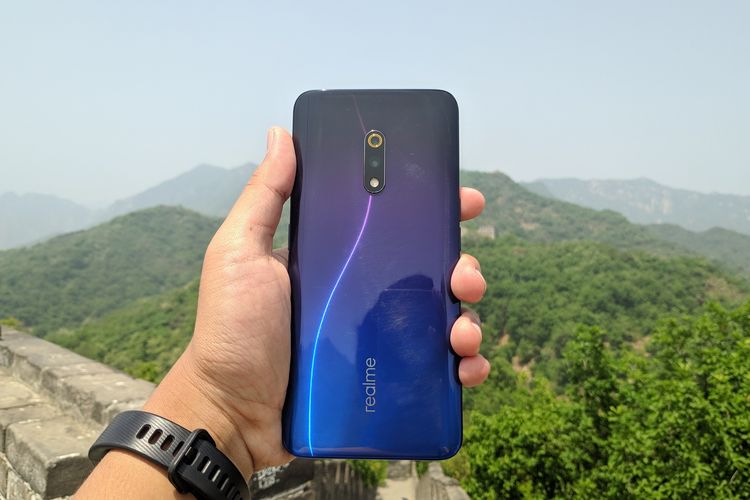 Berkaitan dengan display, layar Realme X berukuran 6,5 inci dan memiliki resolusi 1.080 x 2.340 piksel dan aspect ratio 19,5:9.  
Di bagian belakang, terdapat kamera ganda yang masing-masing memiliki resolusi 48 megapiksel (lensa f/1.7) dan 5 megapiksel (lensa f/2.4, depth sensor). Dua kamera tersebut dibekali dengan modul LED flash. 