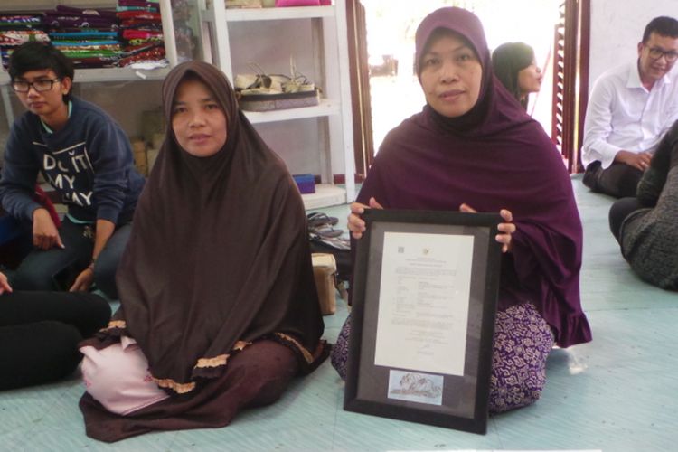 Ibu Siti Nurbaya bersama warga binaannya, Nikmah, menunjukkan motif batik Riau Bono di Rumah Batik Andalan, Riau.