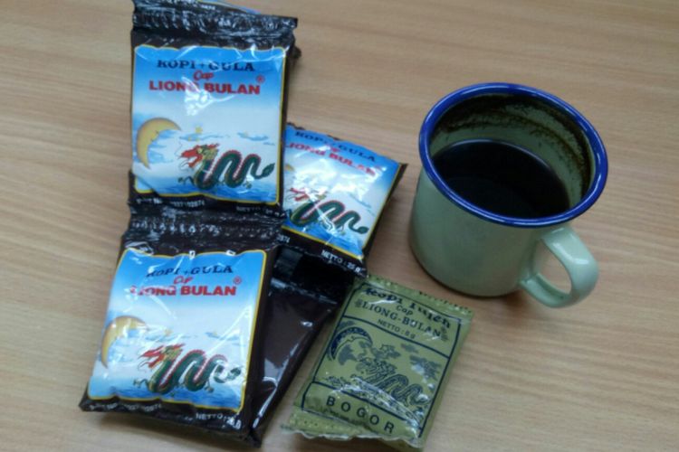 Segelas Kopi Liong Bulan yang legendaris. Kopi ini terkenal dengan kekentakannya, dan ampasnya yang tak mudah turun. 