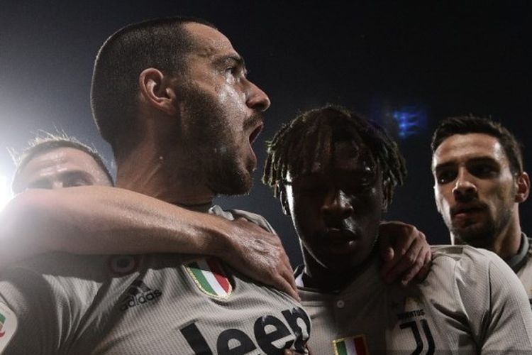 Bek Juventus, Leonardo Bonucci, bergembira setelah mencetak gol pembuka pada pertandingan Liga Italia antara Cagliari vs Juventus pada Selasa (2/4/2019). 