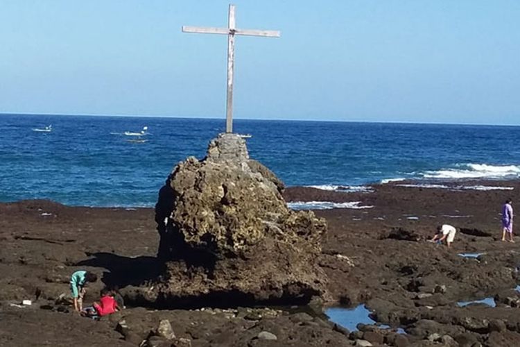 Watu Krus (Batu Salib), jejak peninggalan bangsa Portugis di pantai Selatan tepatnya di Desa Bola, Kecamatan Bola, Kabupaten Sikka, Flores, Nusa Tenggara Timur, Sabtu (15/6/2019).