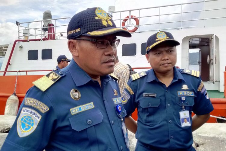 Kepala Kantor Kesyahbandar dan Otoritas Pelabuhan (KSOP) Ambon, Hery Suryono saat memberikan keterangan kepada wartawan di Pelabuhan Ambon, Kamis (14/3/2019)
