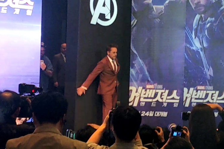 Robert Downey Jr di panggung konferensi pers film Avengers: Endgame di Four Seasons, Seoul, Korea Selatan, Senin (15/4/2019).
